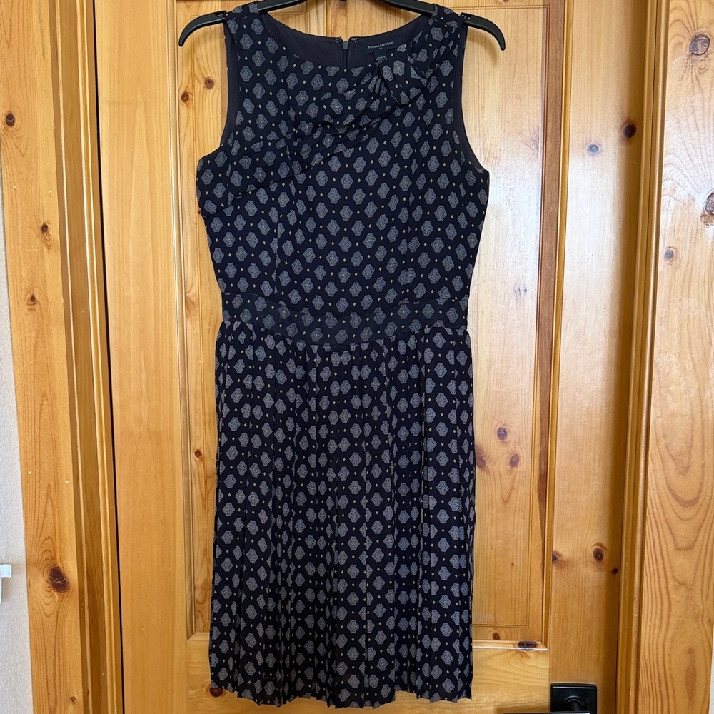 Banana Republic Sleeveless Navy Printed Knife-Pleat Dress, size 4
